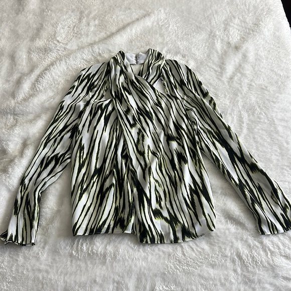 NWT Express Printed Twist Neck Cutout Long Sleeve Open Back Top - Picture 2 of 4